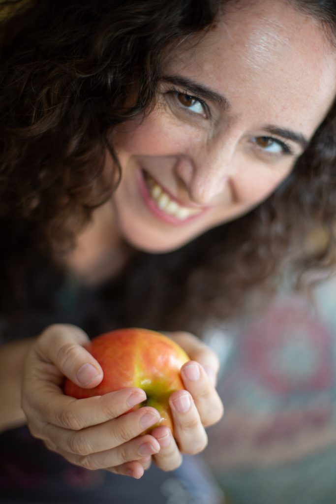 שרון מחזיקה תפוח עץ